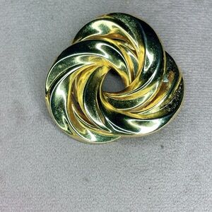 243u. Vintage Goldtone Swirl Brooch